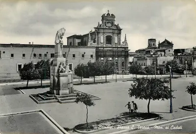 Brindisi - Piazza S. Teresa - Monumento aos Mortos