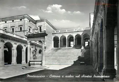 Montecassino - Cisterna e scalea no claustro Bramantesco — Ediz. Abbazia di Montecassino, n° 2061