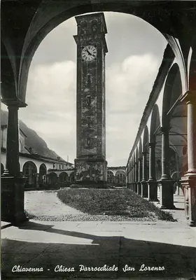 Chiavenna - Igreja Paroquial de São Lorenzo — vista do campanário visto através das arcadas