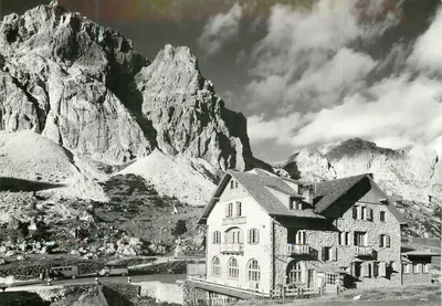 Albergo Passo Falzarego — montanhas áridas e edifício alpino — Ed. Albergo Passo Falzarego n° 17