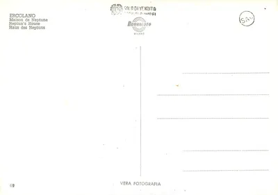 Ercolano - Casa di Nettuno — widok wnętrza jaskini z amforami i konstrukcjami drewnianymi — Rewers