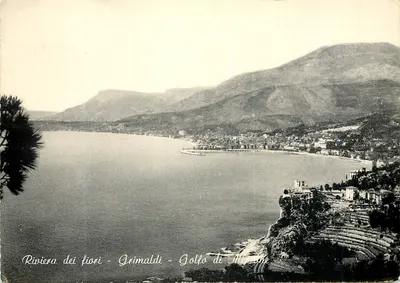 Riviera dei fiori - Grimaldi - Golfo di Monaco — vista panorâmica do golfo com montanhas e vila costeira