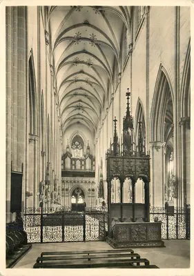 Catedral de Ulm — vista diagonal desde o coro — Ges. f. Wissenschaftliches Lichtbild München