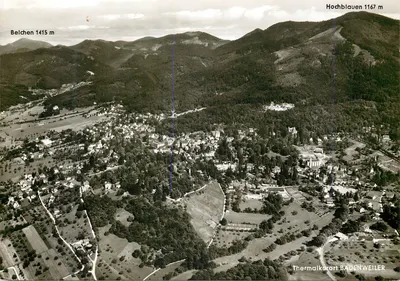 Vista aérea de Badenweiler — Termalcurativo — com indicações altimétricas dos montes Belchen e Hochblauen — editor Anschikarten-Verlag