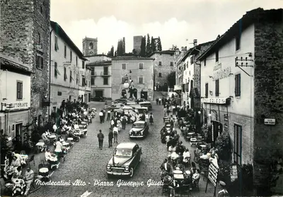 Montecatini Alto - Piazza Giuseppe Giusti — vista da praça animada com terras de restaurantes e carro de época, editada por Giuseppe Giusti