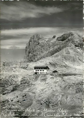 Dolomitas - Altipiano delle Pale di S. Martino - Rifugio G. Pedrotti, alla Rosetta col Cimon della Pala m. 3186