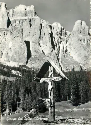 Gruppo del Sella — Dolomites — cruz de madeira com crucifixo