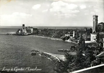 Lago di Garda - Toscolano — vista do lago com edifício industrial e campanário — Vera Fotografia Cinematografica Rip. Vietata