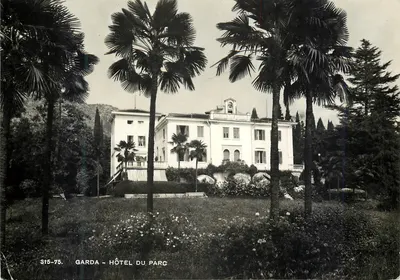 Garda - Hotel do Parque — vista do hotel cercado de palmeiras — Brunner & C., Como