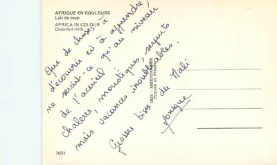 Mulher bebendo leite de coco — África em cores — IRIS — Verso