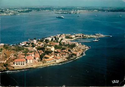 Gorée — Vista aérea de Gorée : ao longe, o porto de Dakar — IRIS