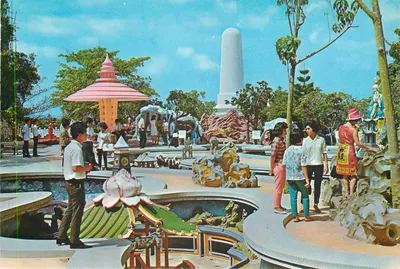 Haw Par Villa — vista com visitantes — S.W. Singapore, n° S 1225