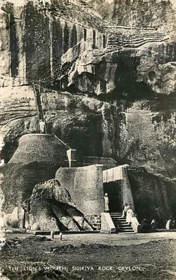 A Boca do Leão — Rocha de Sigiriya — Ceilão — editor Plâté & Co. Ltd., n° 53