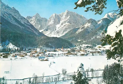 Kranjska Gora 810 m — vista de inverno sobre o vilarejo e as montanhas — Foto Mojca 12