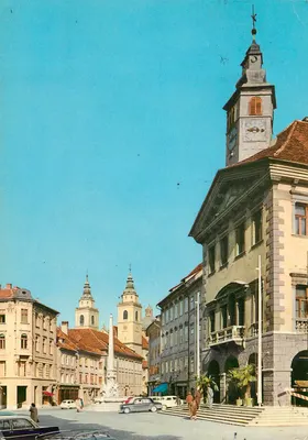 Praça do antigo mercado em Ljubljana — Palácio Municipal e Igreja — editor ZAGREB
