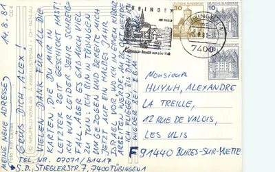 Dziewczyna w białej sukni obok drewnianej drzwi — Foto Pili Camba — Wydawca: Neufeld Verlag — Rewers