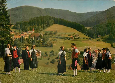 Schönmünzach-Schwarzenberg — Grupo de trajes tradicionais com vista para Schwarzenberg — Müller-Fotokarten 2833