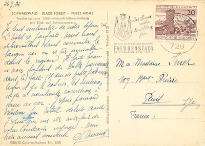 Schwarzwald - Las Czarny - Grupa ludzi w strojach tradycyjnych z Schönmünzach-Schwarzenberg z widokiem na Schwarzenberg - Müller-Fotokarten Nr. 2560 — Rewers