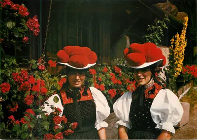 Duas jovens mulheres em traje tradicional do Schwarzwald — Gutach — editor Schöning & Co, n°312