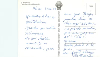 Dziewczyna indygena — Gwatemala — Fotografia Jean-Michel Mazerolle, CCFD, n°7 — Rewers