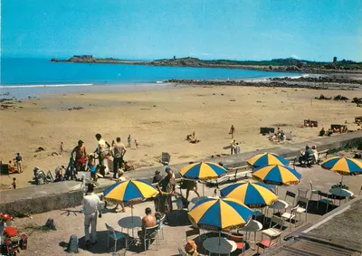 Baía de L'Ancrese, Guernsey — vista da praia com guarda-sóis — Série Cotman-Color, Jarrold & Sons Ltd, Norwich, Inglaterra