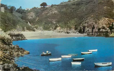 Saints Bay, Guernsey — vista da baía com barcos — série Cotman-Color, editada por Jarrold & Sons Ltd, Norwich, Inglaterra