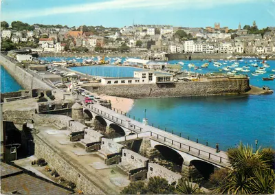 St. Peter Port — vista do castelo de Cornet — Guernesey, C.I. — editor E.T.W. Dennis & Sons Ltd.