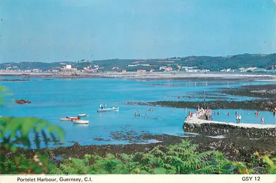 Portelet Harbour, Guernsey, C.I. — vista da baía com barcos e banhistas — GSY 12