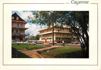 Cayenne — Vista urbana com edifícios e carros — Éditions G. Delabergère, n°826
