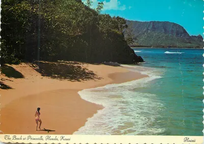 La plage de Princeville, Hanalei, Kauai — vue de la côte avec une femme en maillot de bain — éditeur DEXTER PRESS