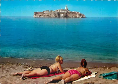 Vista da ilha de Ponza — duas mulheres na beira do mar — Club Méditerranéen Al Hoceima