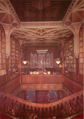 Interior da livraria — Edição da Livraria Lello & Irmão — Porto