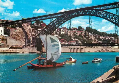 Porto — Ponte Dom Luís I — vista do rio Douro com um Rabelo