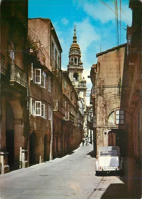 Santiago de Compostela — rua estreita com igreja e carro — Éditions Arribas Zaragoza