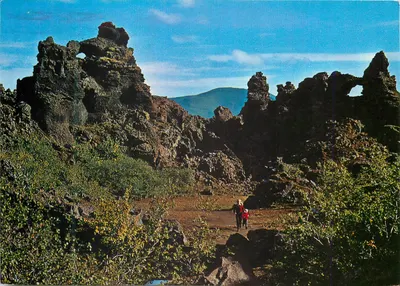 Formações de lava perto do lago Mývatn — Dimmuborgir (Castelos Negros) — Publicado por Solarfilm, Reykjavik, Islândia. Número 225