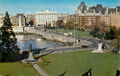 Victoria Inner Harbor — vista dos prédios do Parlamento — editor: PUB. BY VANCOUVER MAGAZINE SERV. LTD. — n° VT-11