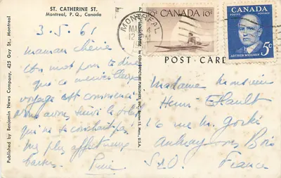 Uitzicht op een drukke straat in Montreal — Canadese Nationale Bank en winkels — uitgegeven door Colour Picture Publishers, Inc. — Achterkant