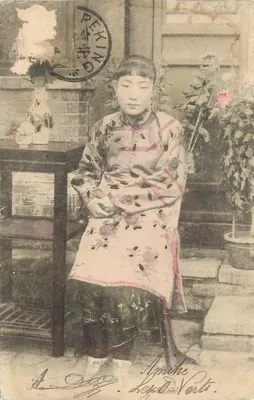 Jovem mulher em vestido tradicional chinês — Pekin — editor desconhecido, número de série não visível