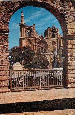 Famagousta — Catedral de São Nicolau — Século XIV. Agora usada como Mesquita sob o nome Lala Mustafa. — Fotografia colorida por J. Arthur Dixon Studios. Número de série CYPRUS 14.