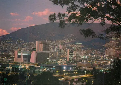 Medellín – Colômbia — Panorâmica da cidade desde o cerro Nutibara — editor Ikota! COLIMA, número de série REF: 206 T 3300