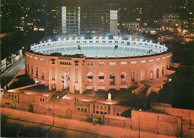 Plaza de Toros de Santamaría — vista noturna — Fotorama S.A. n° 0119