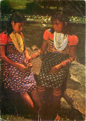 Duas jovens indígenas Cunas — URABA-COLOMBIA — editor Montfoto, n° 10761-4