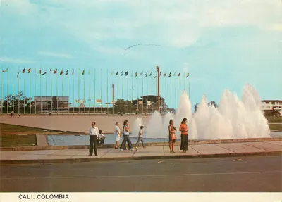 Cali, Colômbia — Praça dos Bandeiras e fonte em frente ao estádio pan-americano — Fotorama
