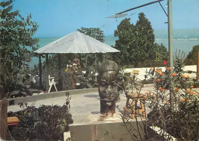 Brazzaville — Estátua africana e gazebo — Éditions Bantoues