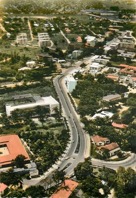 Brazzaville — Avenida Fulbert Youlou e Colégio Saint-Joseph — Edição HOA-QUI
