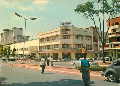 Kinshasa — bâtiment commercial avec enseigne Pepsi-Cola et Martini — éditeur CONCRE