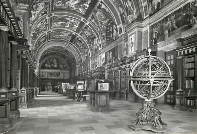 Biblioteca Nacional de El Escorial — interior decorado com frescos e um globo armilar — Editor Patrimonio Nacional, N° 21