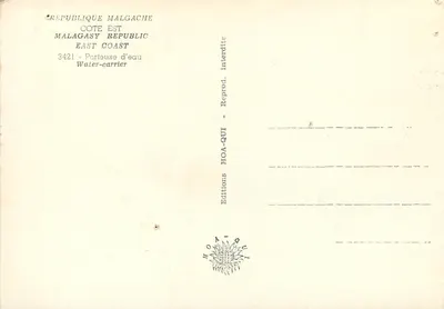 Kobieta niosąca długą rurę wody — Republika Malgasko, Wschodnia Krajowa — Wydawnictwo HOA-QUI, nr 3421 — Rewers