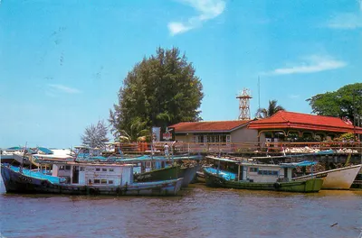 Barcos de pesca em Tioman — cais de Mersing — editor Tioman Island Resort