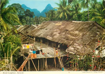 Longhouse de Benuk, Sarawak — Fotografia a cor de K.F. Wong, F.R.P.S.